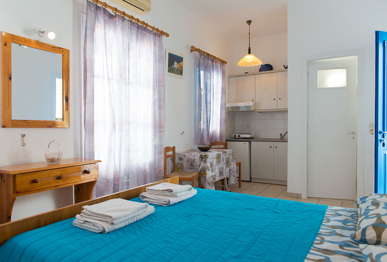 Μονόχωρη γκαρσονιέρα με θέα θάλασσα στο Βαθύ Σίφνου