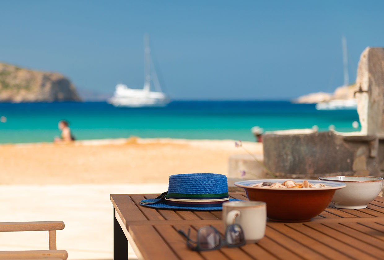 Η αυλή στη μεζονέτα με θέα στη θάλασσα