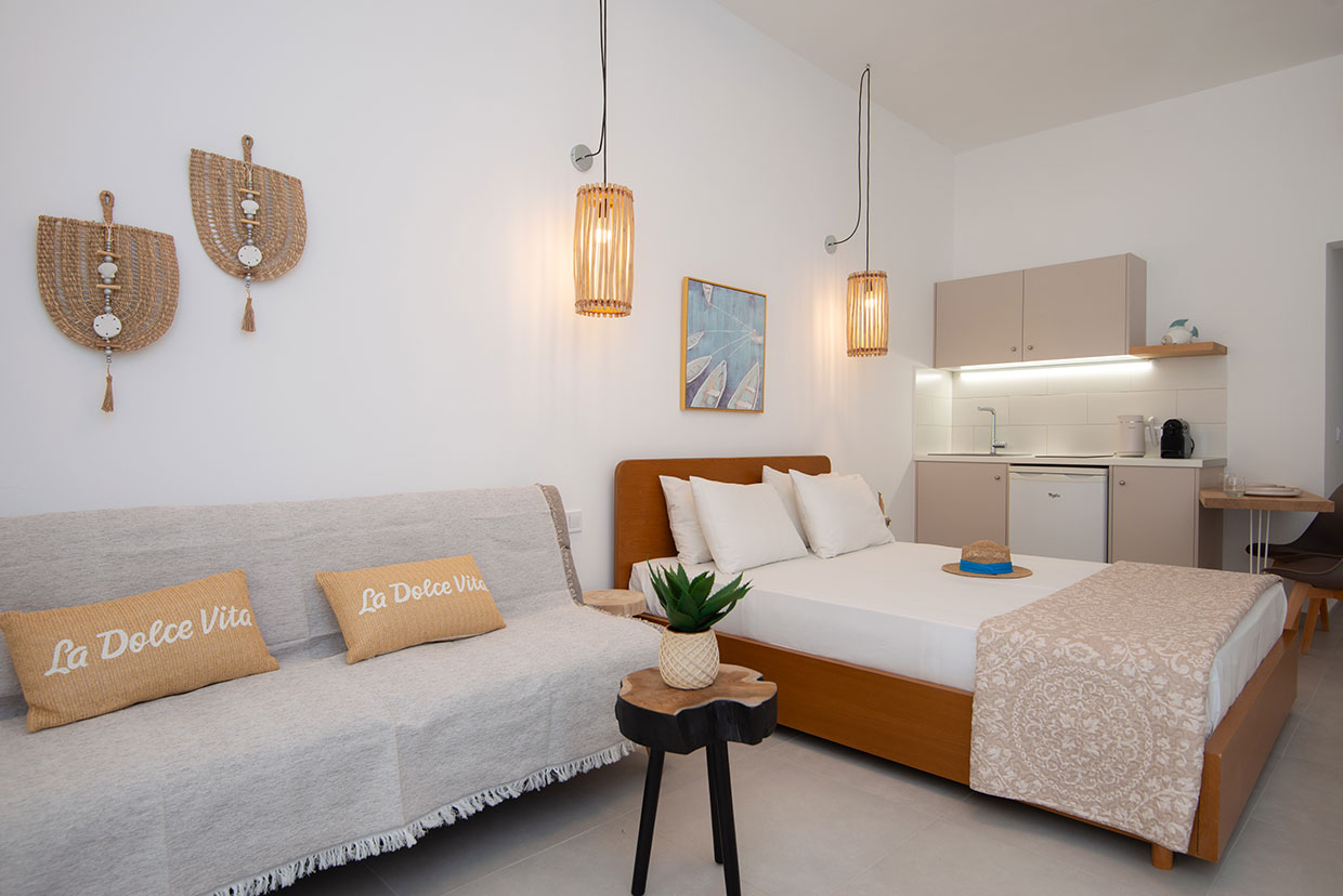 Δίκλινο δωμάτιο με διπλό κρεβάτι και καναπέ-κρεβάτι