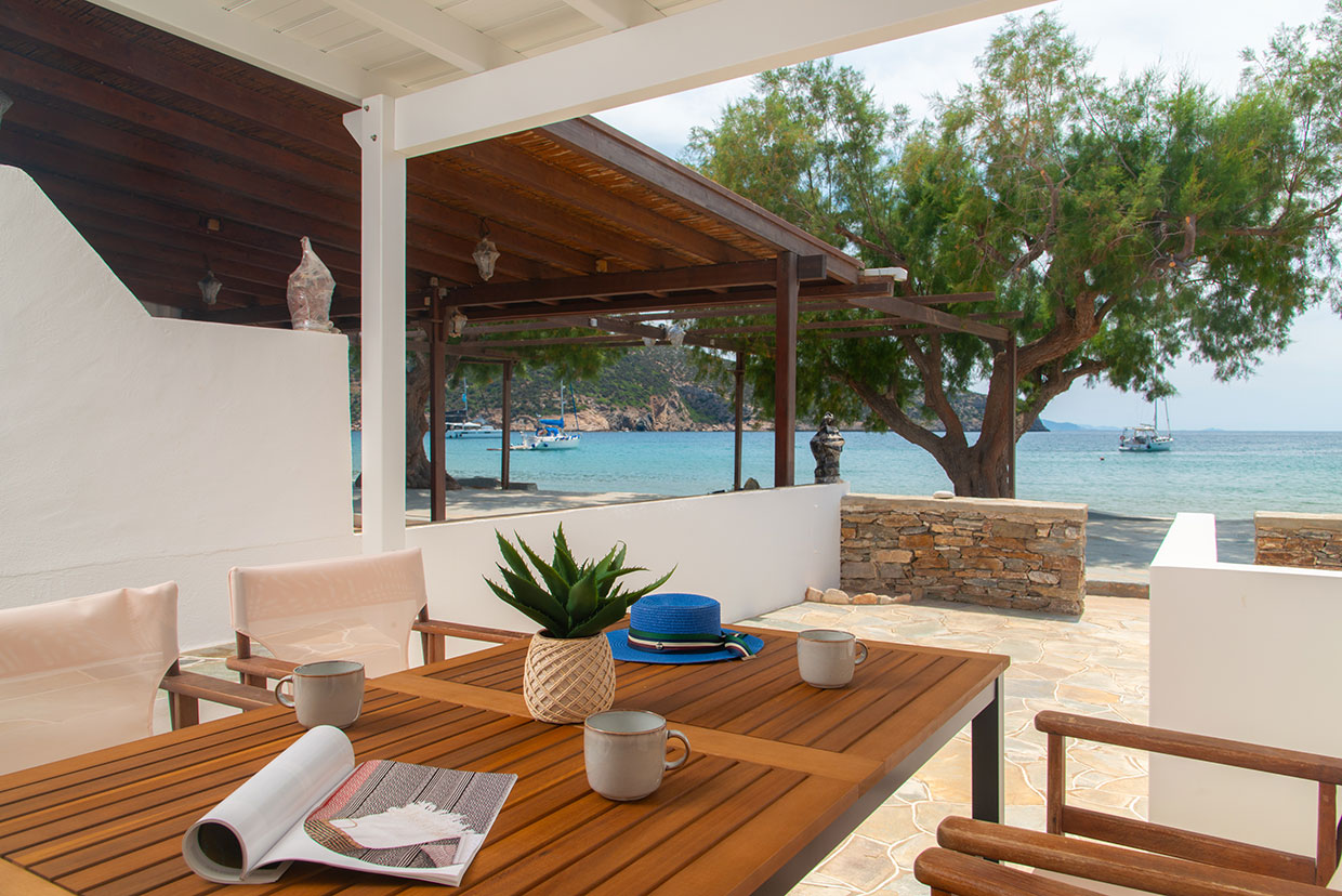 Αυλή με θέα στη θάλασσσα