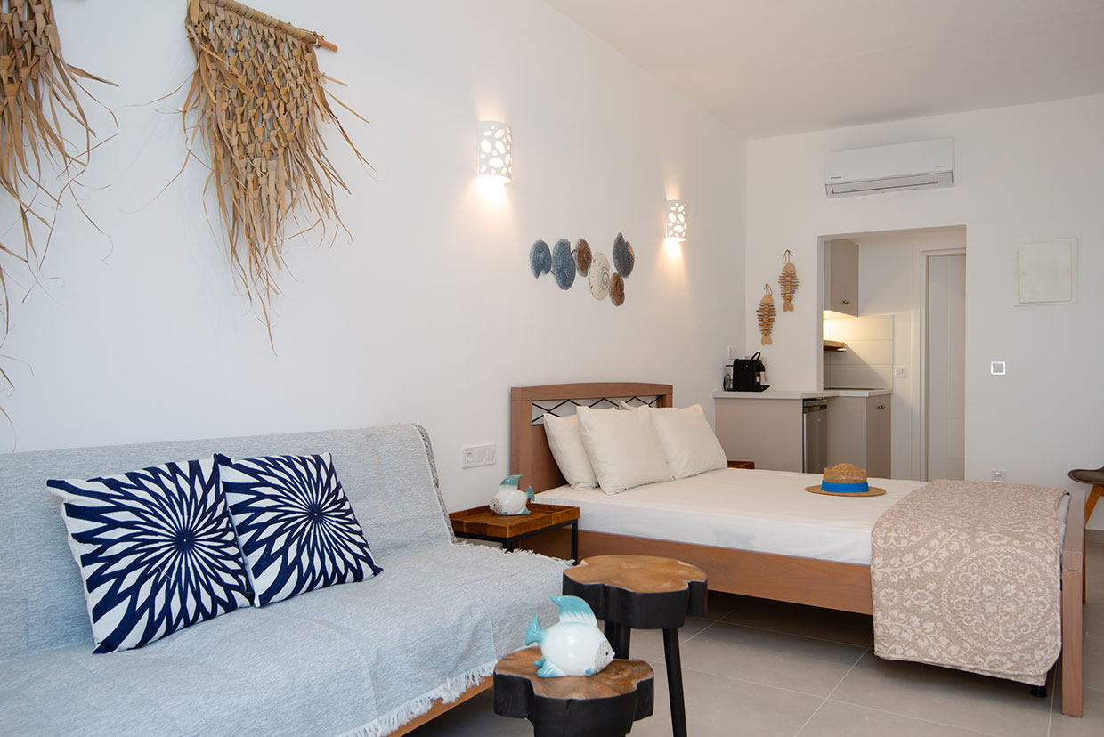 Δίκλινο δωμάτιο με διπλό κρεβάτι και καναπέ-κρεβάτι