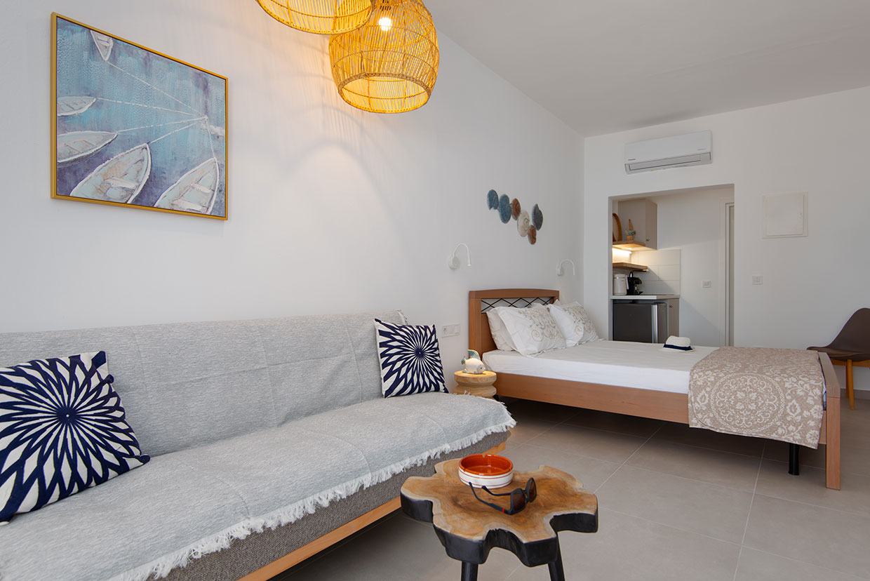 Δίκλινο δωμάτιο με διπλό κρεβάτι και καναπέ-κρεβάτι